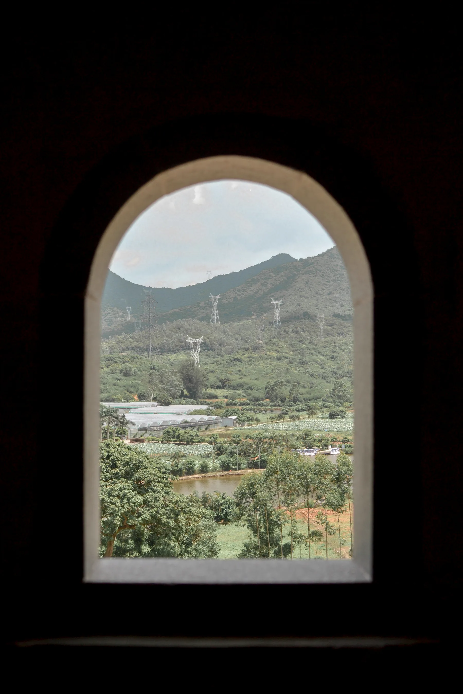 Mountain scenery framed by an arched opening at Dapeng Fortress in Shenzhen
